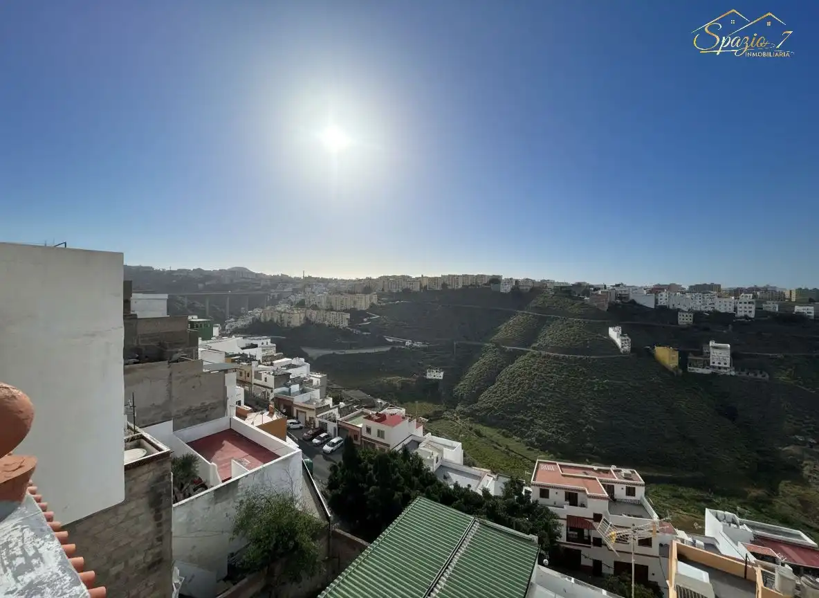 Vista exterior de Casa adosada en venda en Las Palmas de Gran Canaria amb Terrassa, Forn i Rentadora