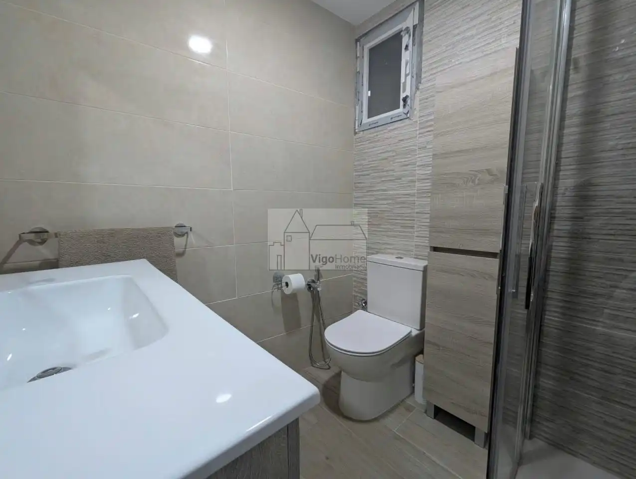 Baño de Piso de alquiler en Vigo  con Calefacción, Terraza y Amueblado