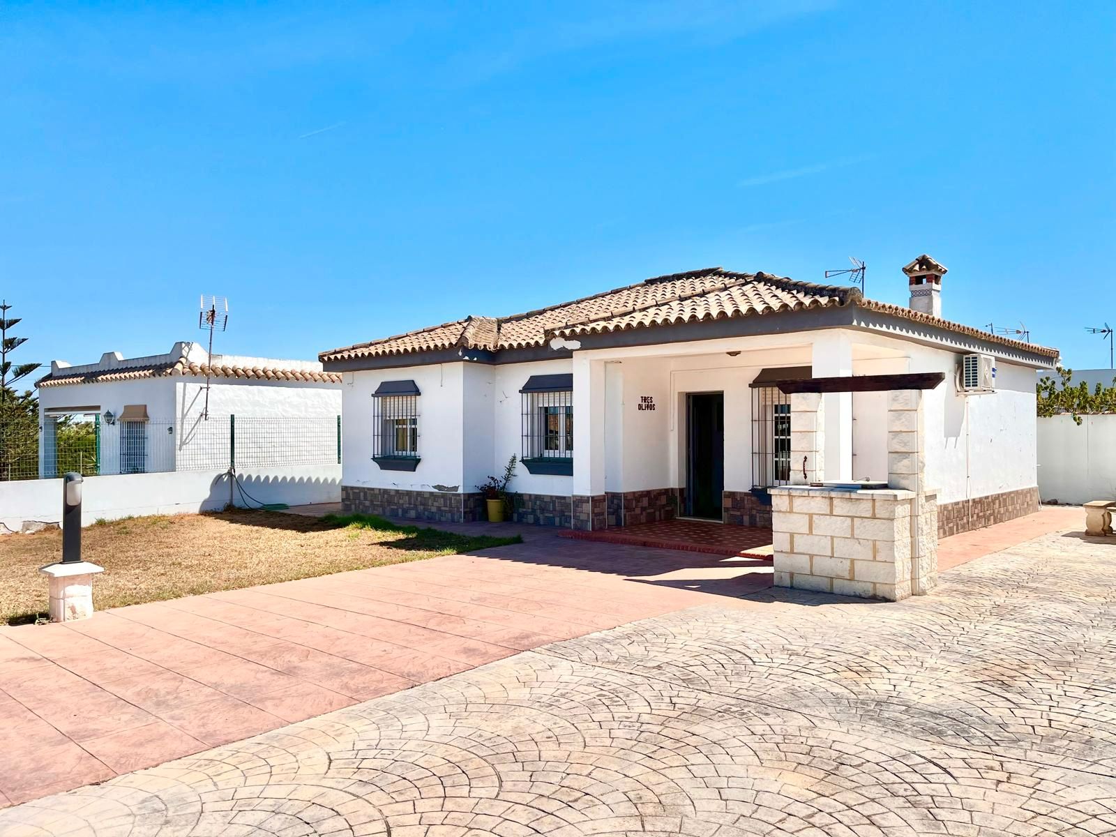 Exterior view of House or chalet for sale in Chiclana de la Frontera  with Air Conditioner and Private garden