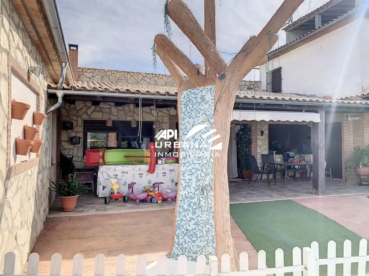 Vista exterior de Casa o xalet en venda en Lucena amb Terrassa, Piscina i Moblat