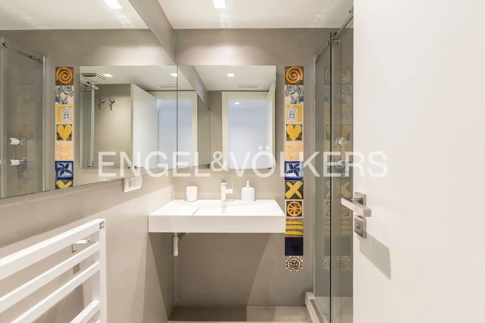 Badezimmer von Wohnung zur Miete in Barcelona mit Klimaanlage, Heizung und Parkett