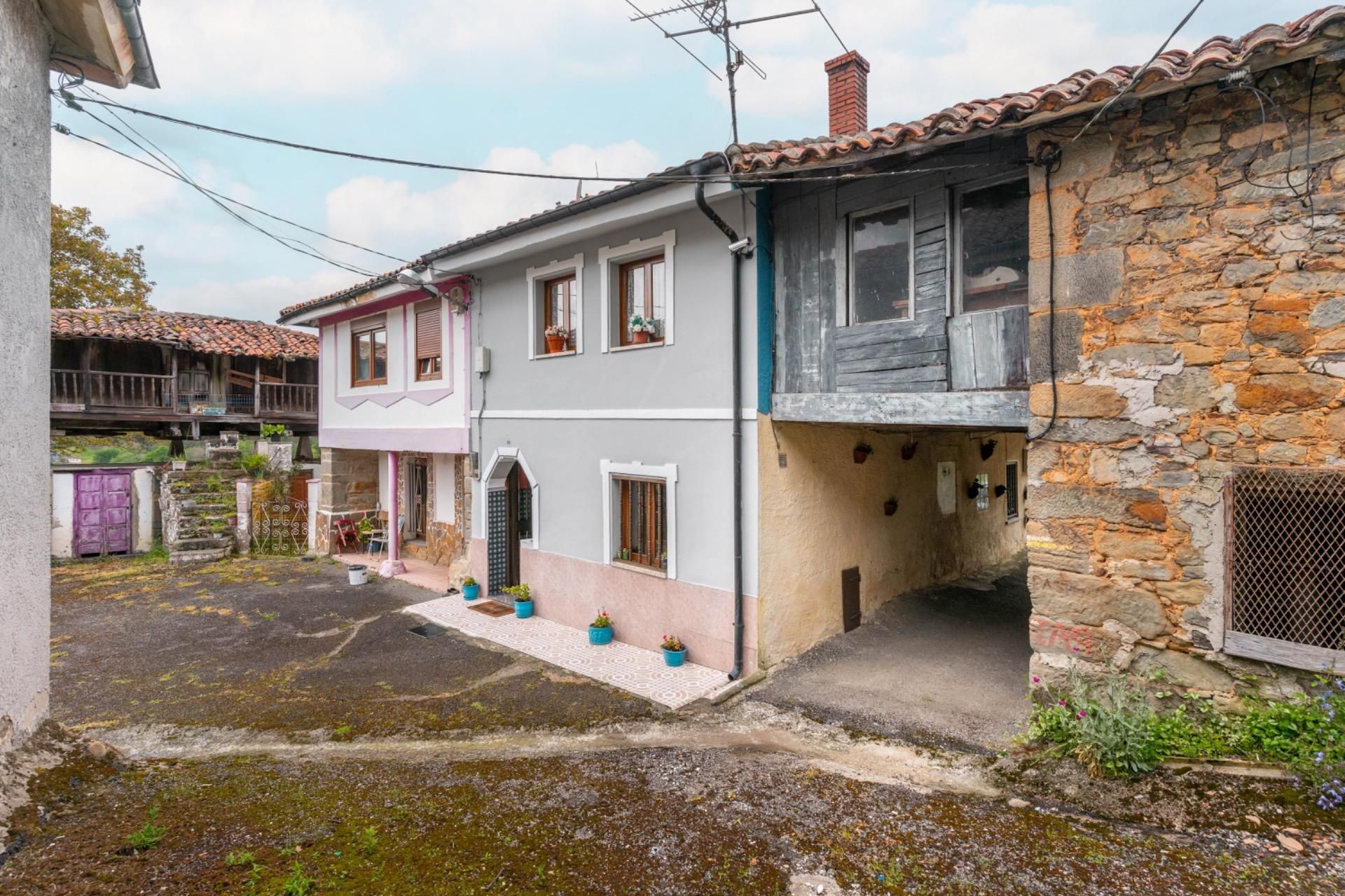 Vista exterior de Casa adosada en venda en Siero amb Calefacció