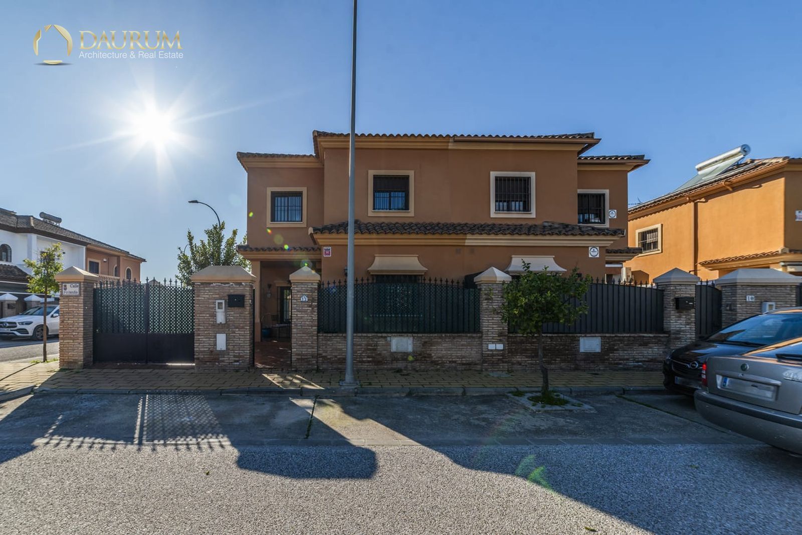 Vista exterior de Casa adosada en venda en La Rinconada amb Aire condicionat, Calefacció i Traster
