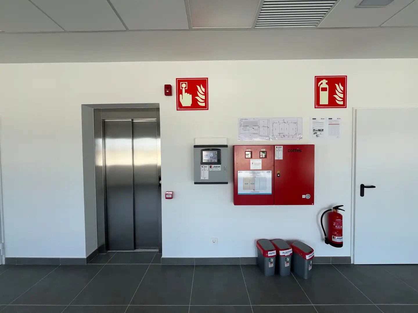 Fabrikhallen zur Miete in Santa Oliva mit Heizung und Alarm
