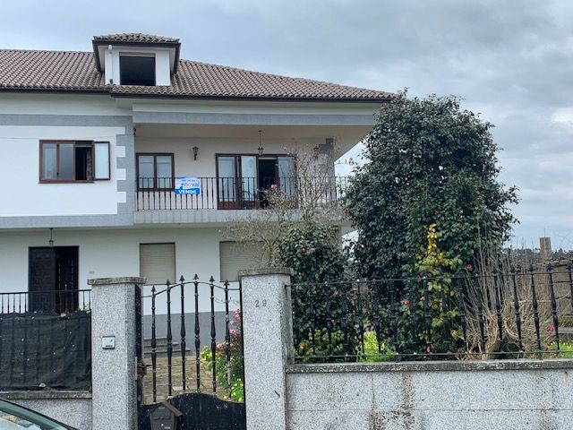 Vista exterior de Casa adosada en venda en Vilagarcía de Arousa amb Calefacció, Jardí privat i Moblat