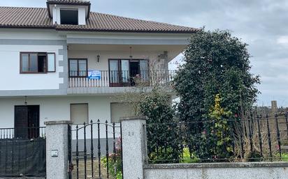 Vista exterior de Casa adosada en venda en Vilagarcía de Arousa amb Calefacció, Jardí privat i Moblat