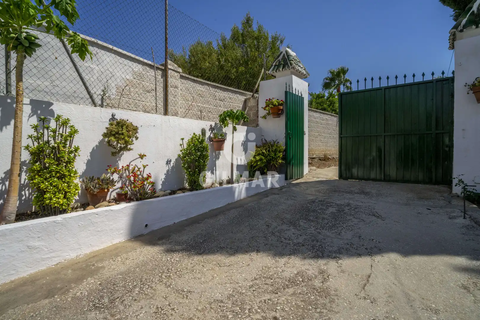 Vista exterior de Casa o xalet en venda en Estepona amb Jardí privat i Piscina