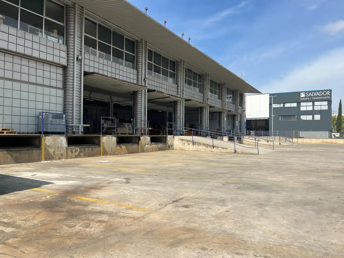Vista exterior de Nave industrial de alquiler en Cornellà de Llobregat con Calefacción y Alarma