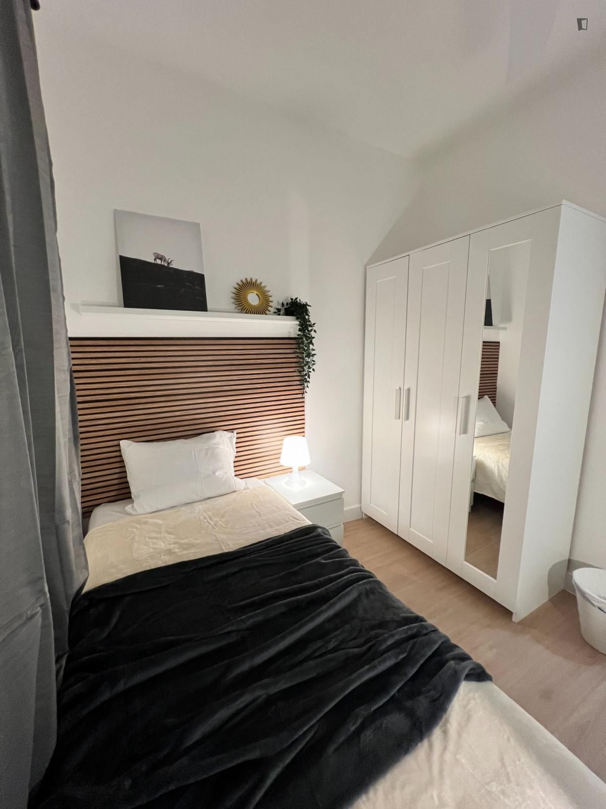Dormitori de Apartament per a compartir en Alicante / Alacant amb Moblat, Forn i Rentadora