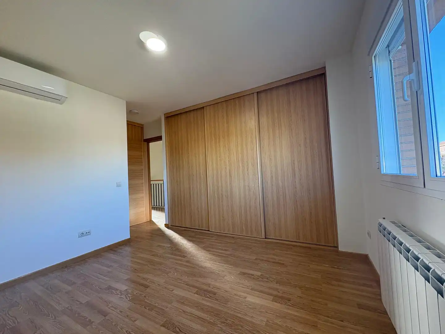 Dormitori de Casa o xalet en venda en Torres de la Alameda amb Aire condicionat, Calefacció i Jardí privat