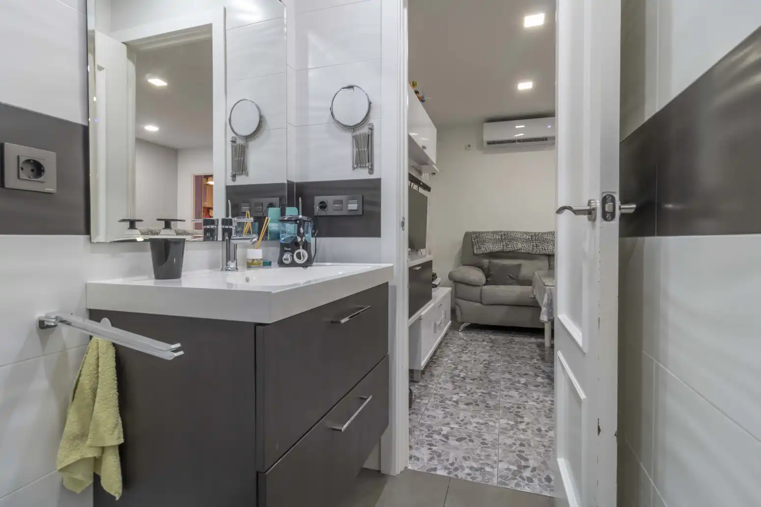 Bathroom of Flat for sale in Sevilla  with Air Conditioner, Storage room and Balcony