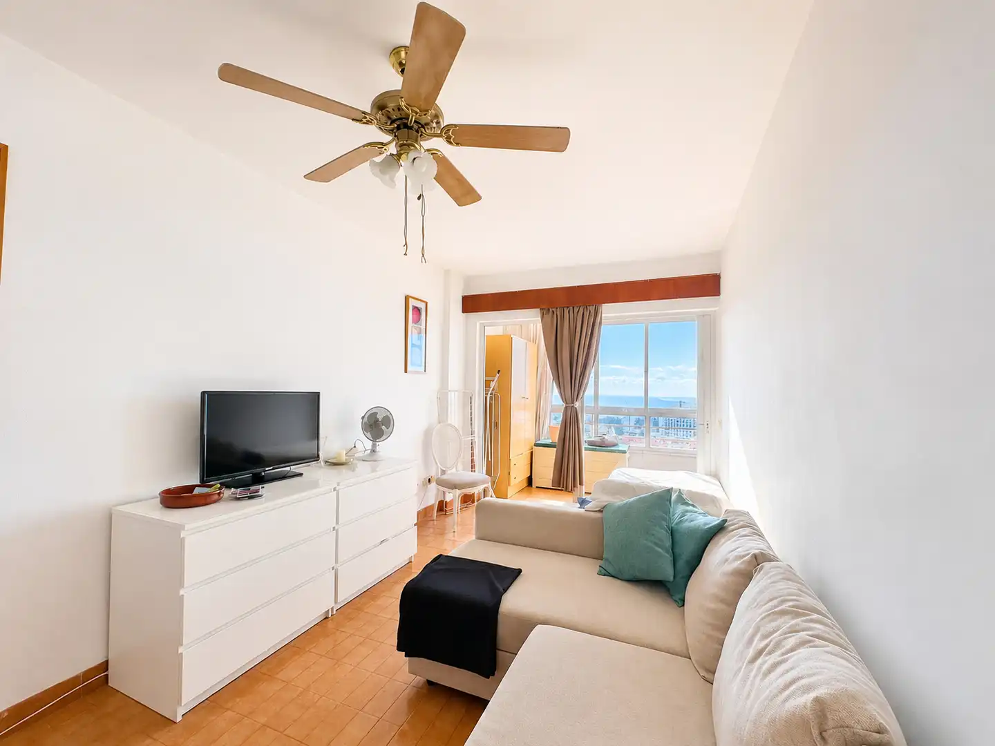 Living room of Study for sale in Torremolinos  with Air Conditioner, Terrace and Microwave