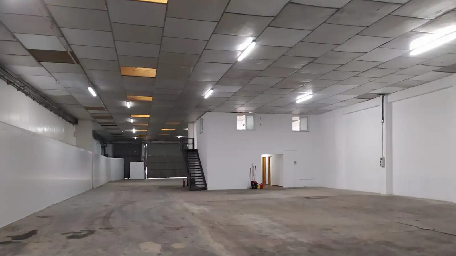 Nau industrial de lloguer en Xirivella amb Alarma
