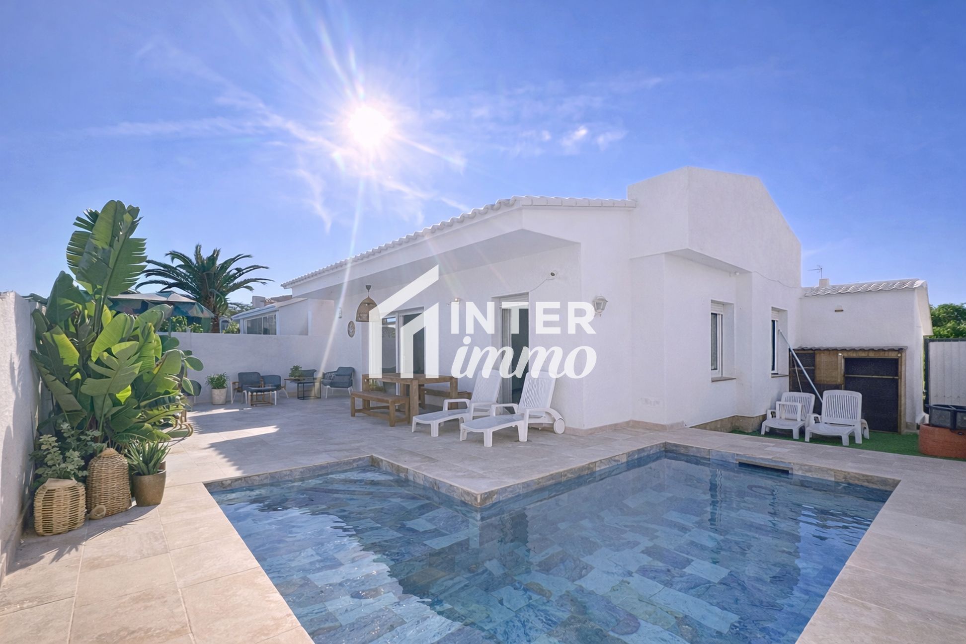 Vista exterior de Casa o xalet en venda en Empuriabrava amb Piscina