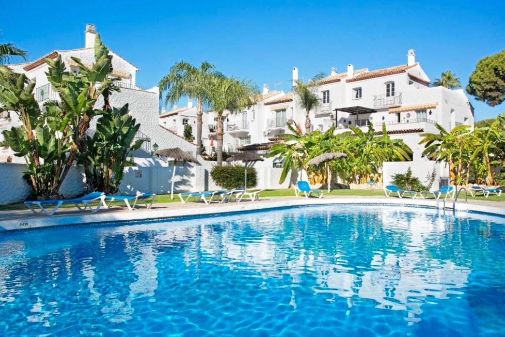Vista exterior de Apartament en venda en Estepona amb Aire condicionat, Calefacció i Terrassa