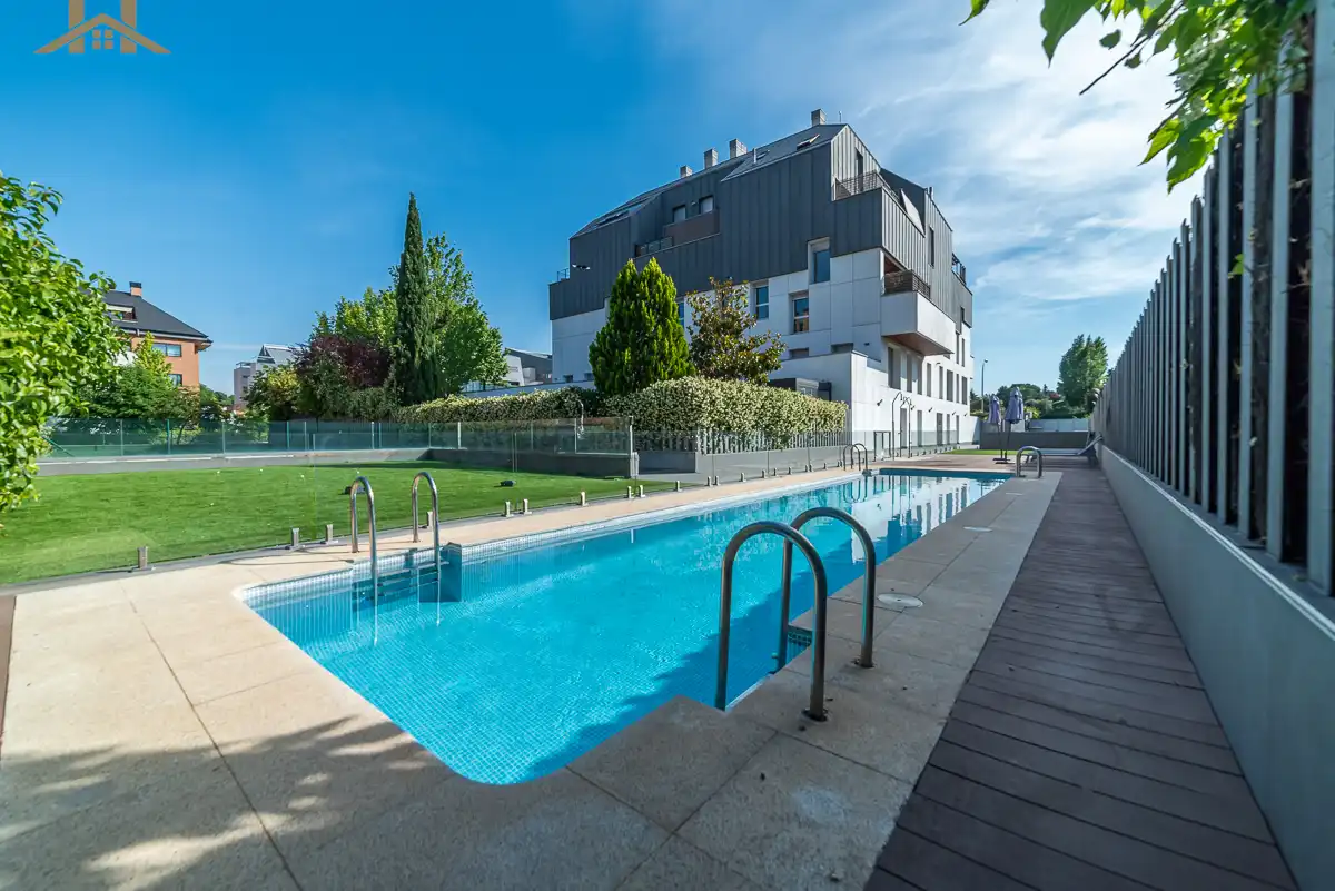 Piscina de Dúplex en venta en Majadahonda con Aire acondicionado, Calefacción y Terraza