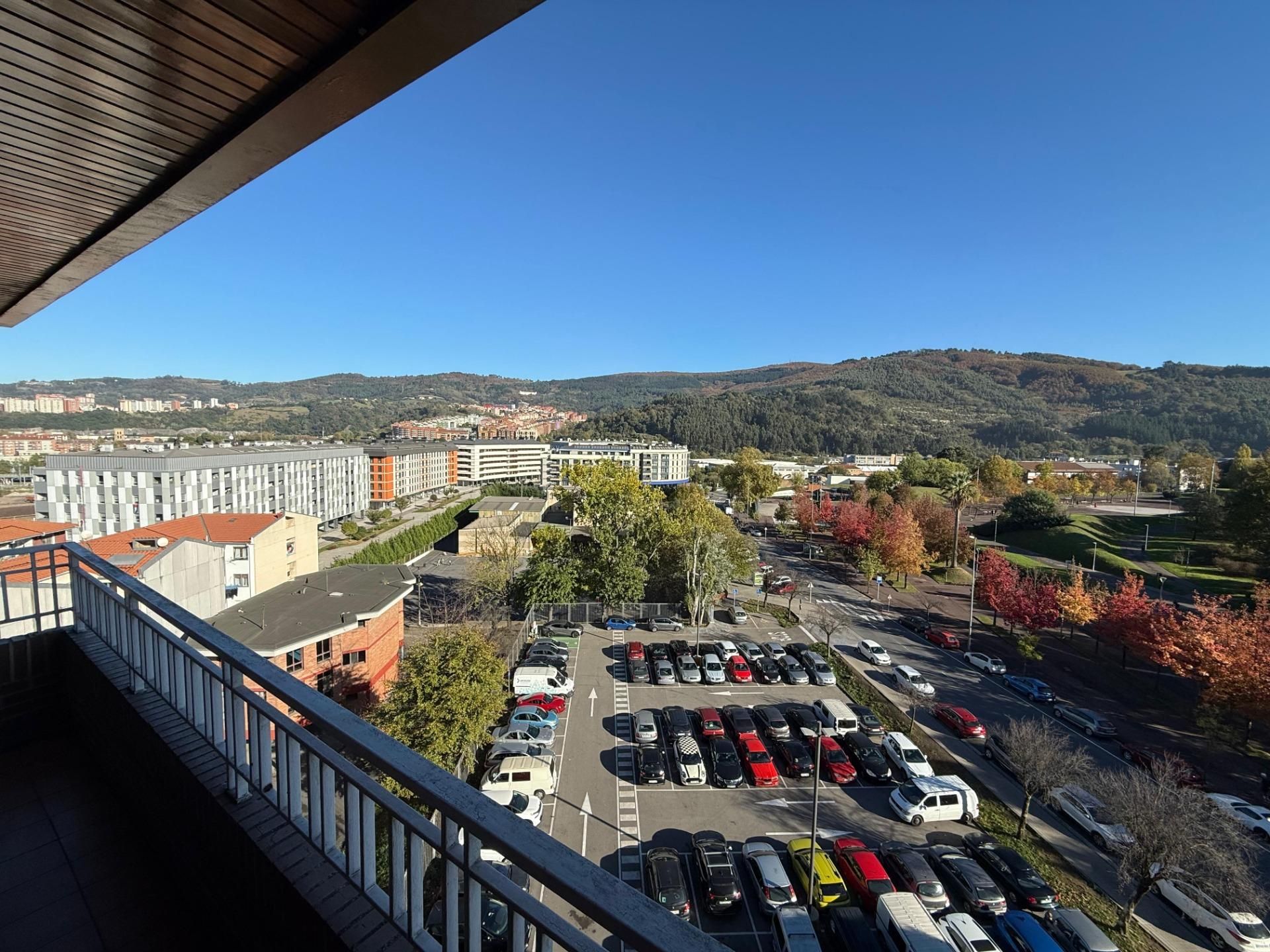 Vista exterior de Pis en venda en Basauri  amb Calefacció, Traster i Balcó