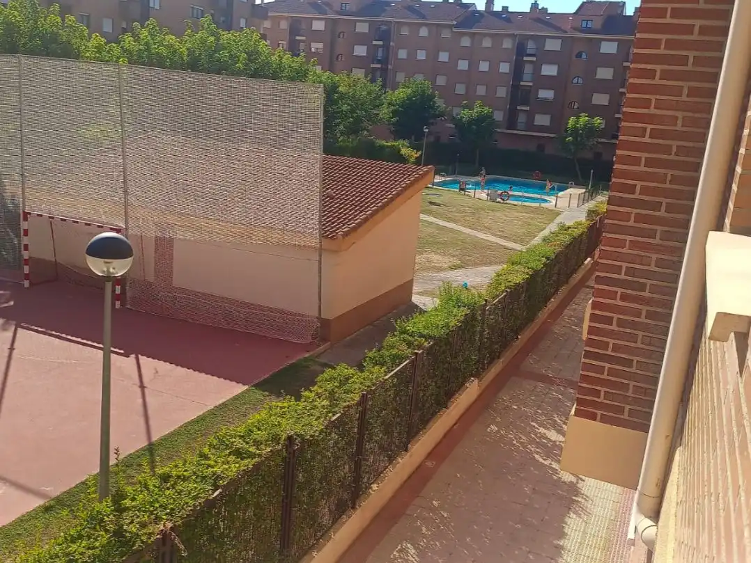Piscina de Pis en venda en Santo Domingo de la Calzada amb Terrassa i Balcó
