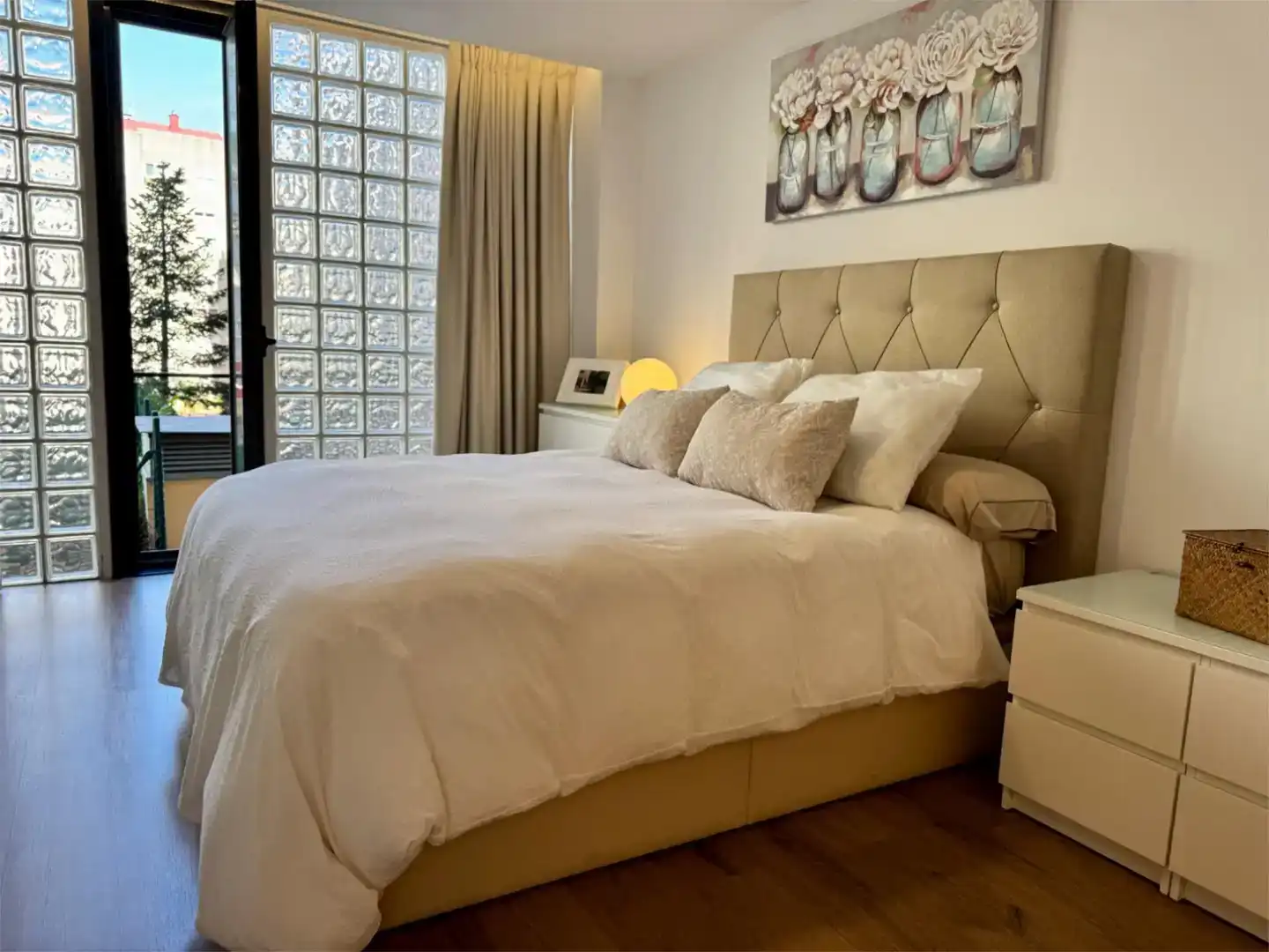 Bedroom of Flat for rent in Vigo   with Parquet flooring, Storage room and Furnished