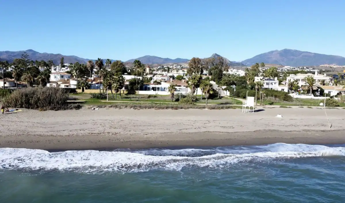 Vista exterior de Casa o chalet en venta en Estepona con Aire acondicionado, Jardín privado y Terraza