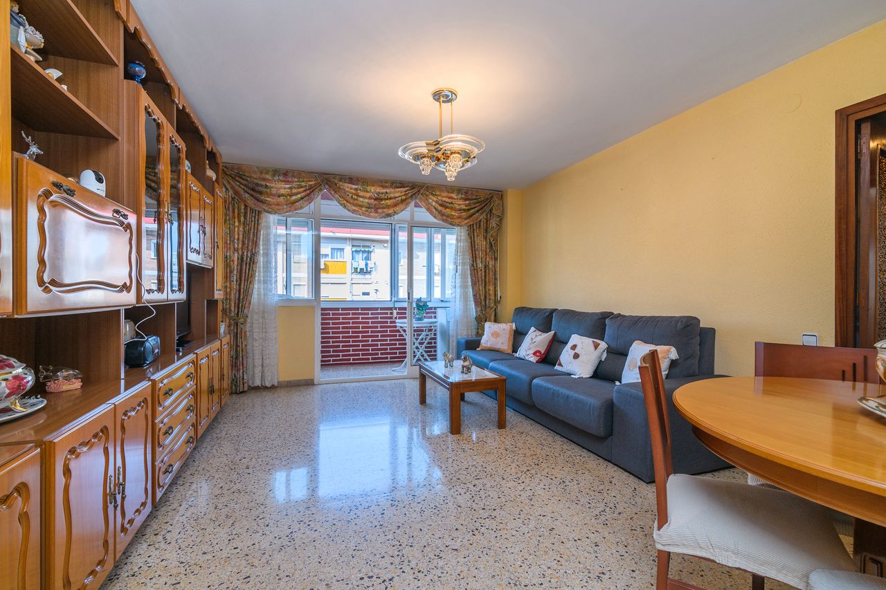 Living room of Flat for sale in Cornellà de Llobregat  with Air Conditioner, Balcony and Alarm