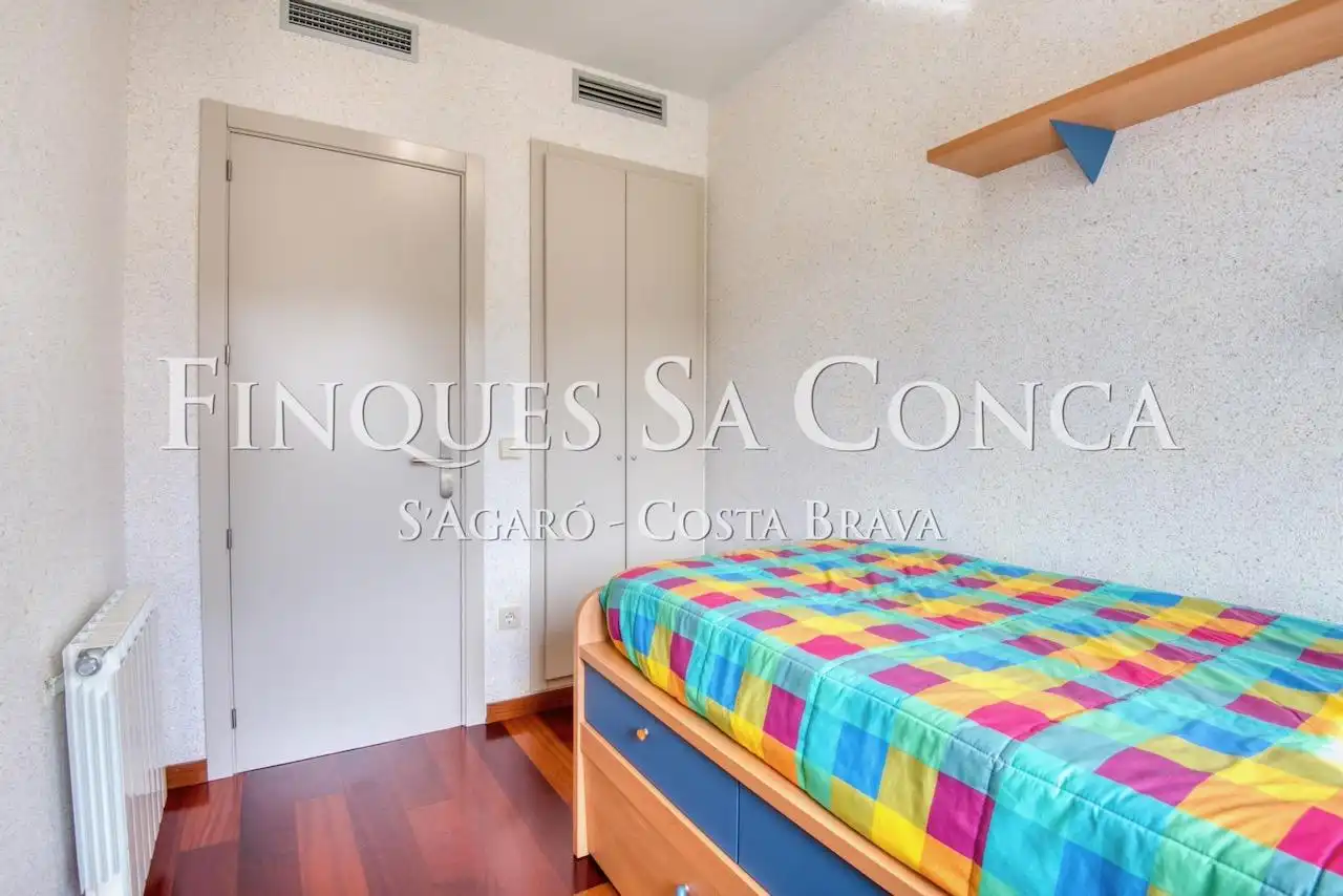 Habitación de Casa adosada en venta en Castell d'Aro, Platja d'Aro i s'Agaró con Aire acondicionado, Calefacción y Amueblado