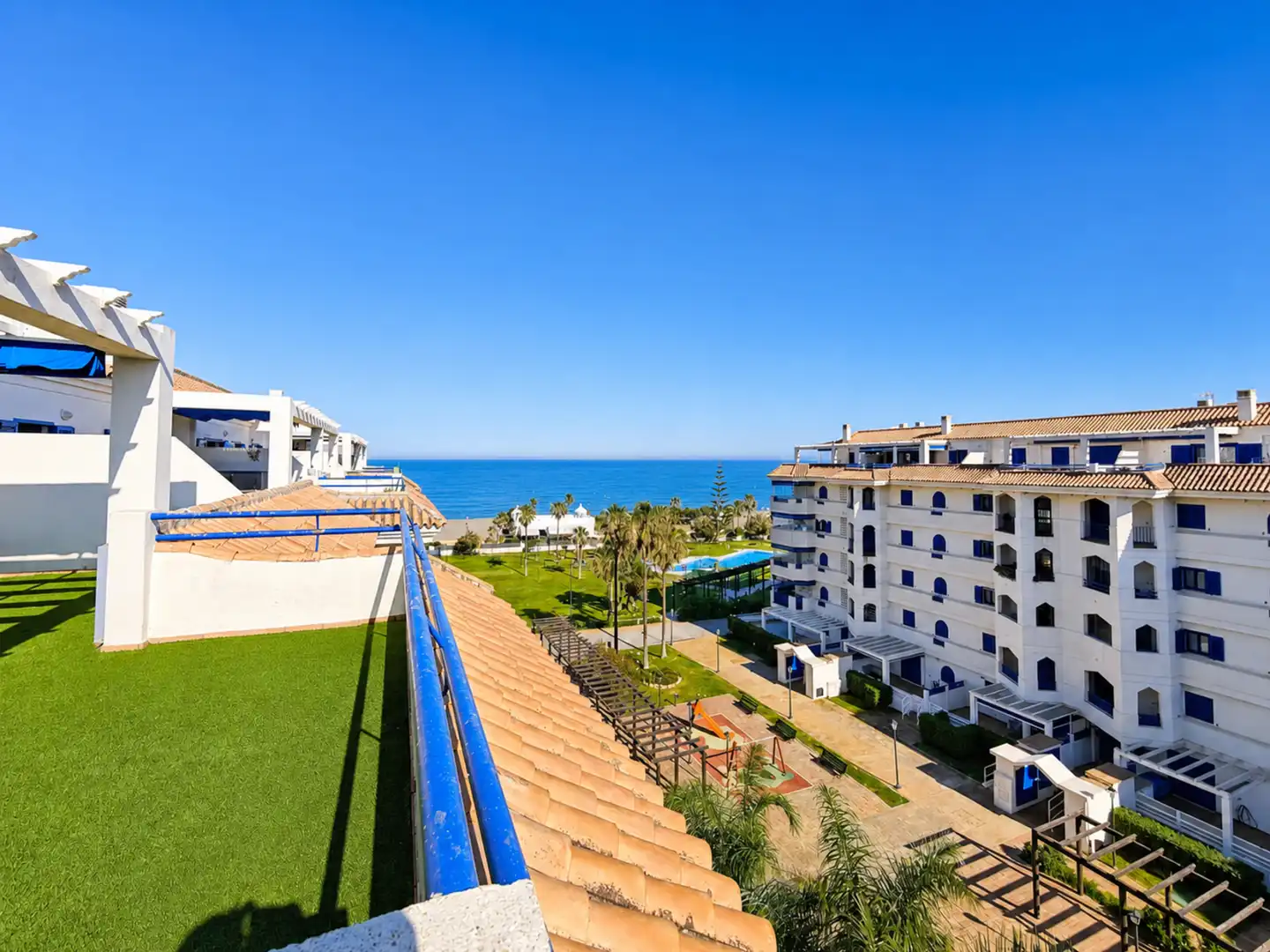 Vista exterior de Ático en venta en Manilva con Aire acondicionado, Terraza y Piscina