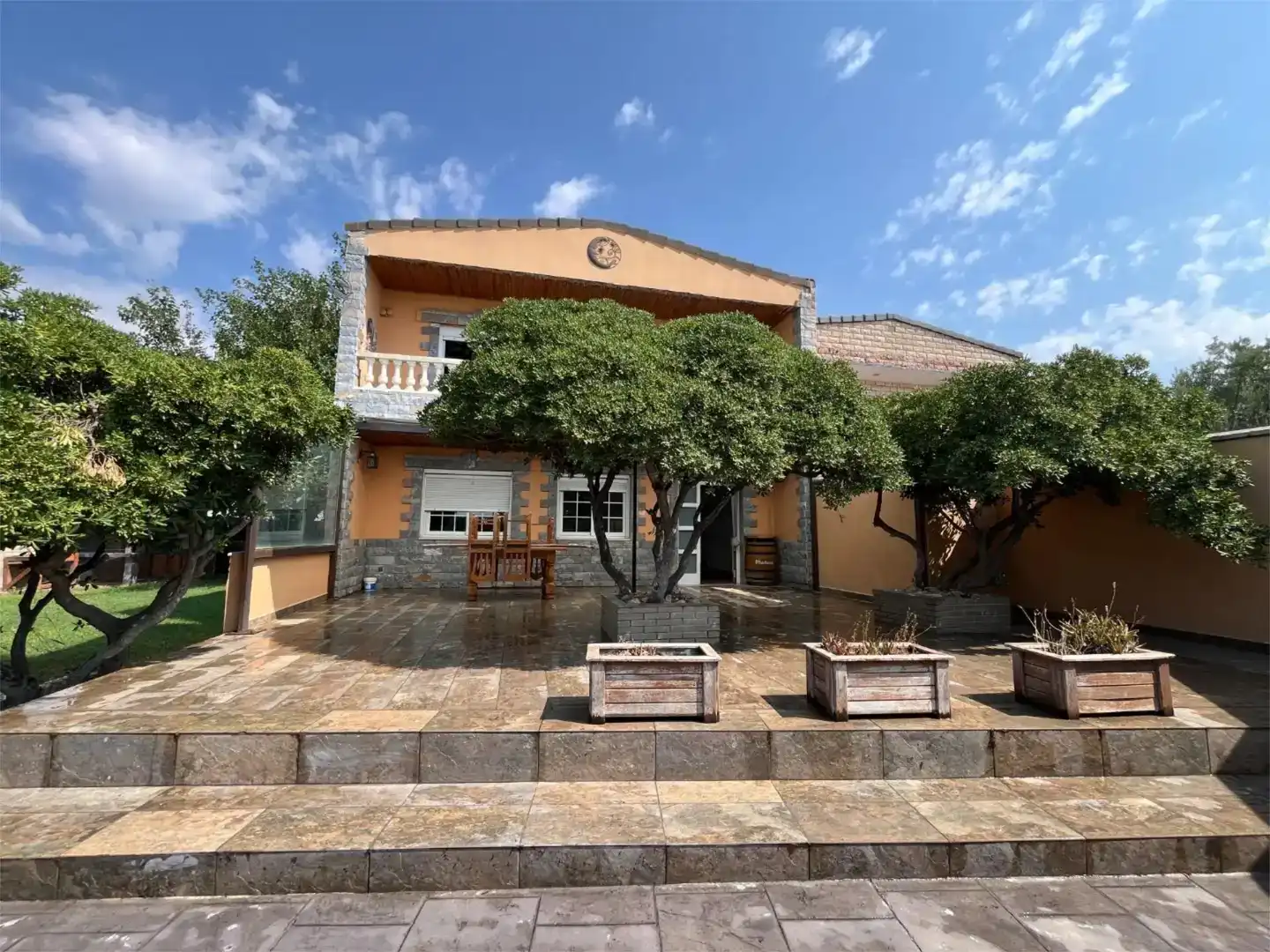 Vista exterior de Casa o chalet en venta en  Zaragoza Capital con Piscina y Balcón