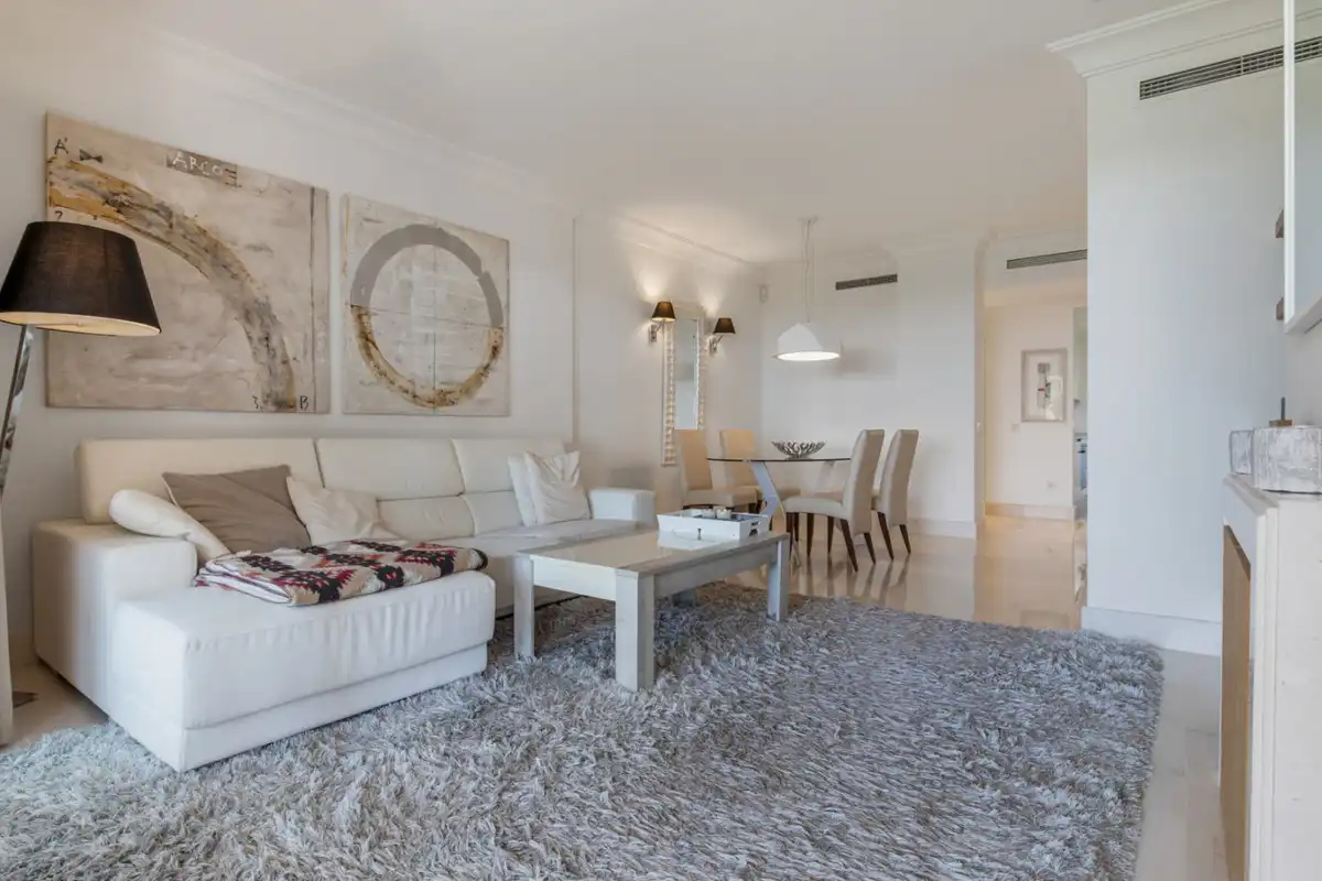Sala d'estar de Apartament de lloguer amb opció a compra en Benahavís amb Aire condicionat, Jardí privat i Moblat