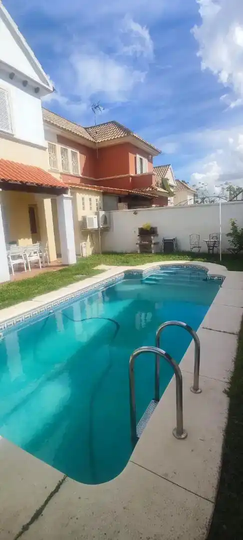 Piscina de Casa o xalet en venda en Espartinas amb Aire condicionat, Jardí privat i Traster