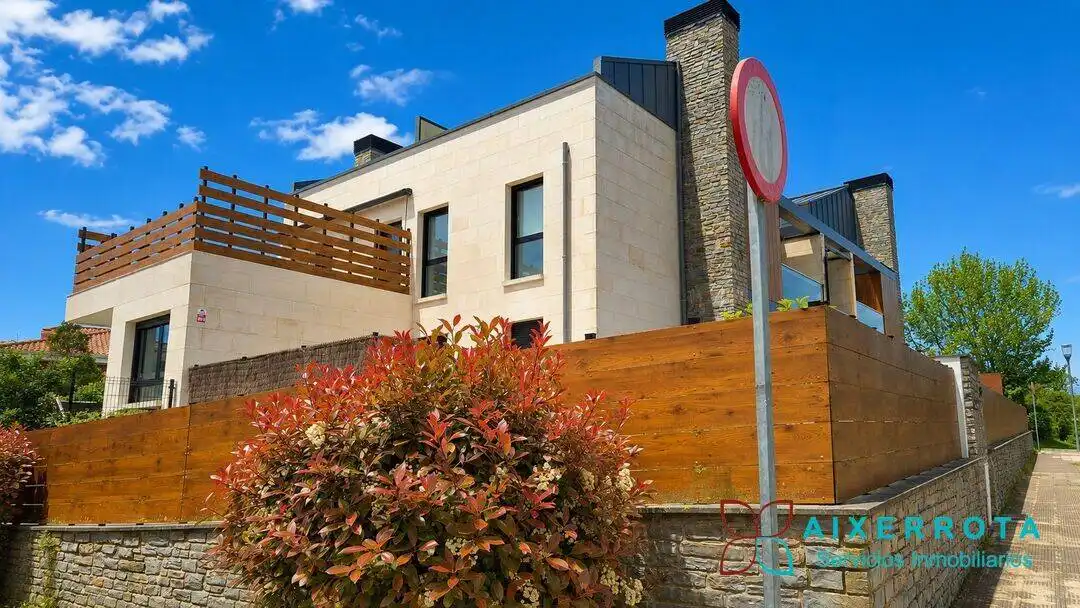 Vista exterior de Pis en venda en Getxo  amb Calefacció, Jardí privat i Terrassa