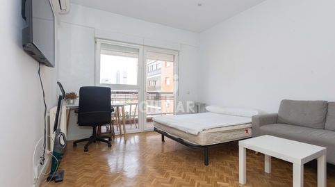 Se vende en la zona de Castillejos un estudio en séptima planta exterior con ascensor y plaza de garaje incluida en el precio.  Cu
