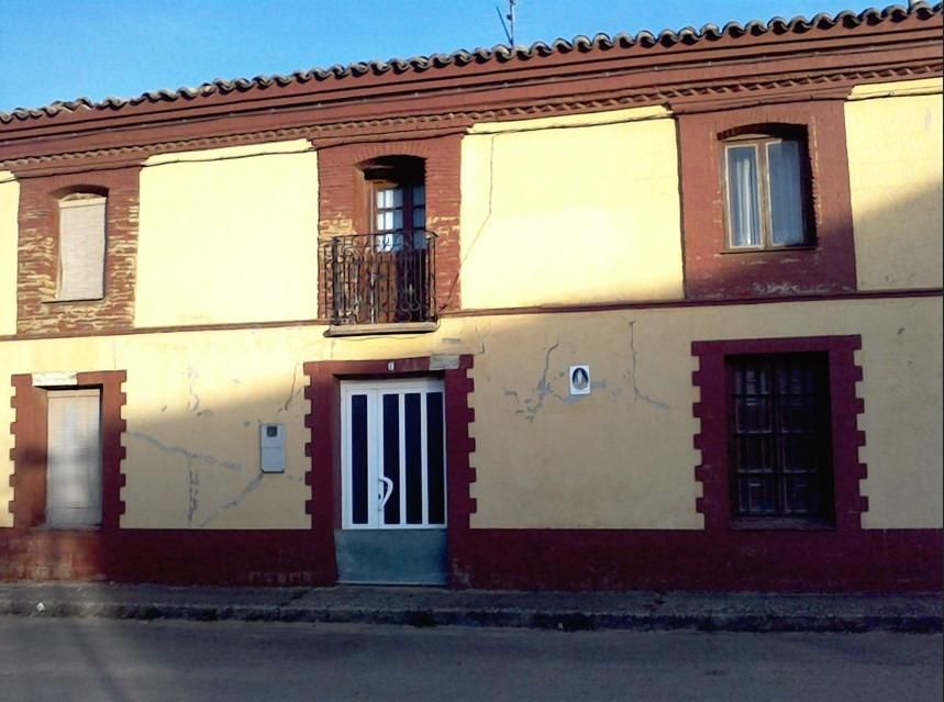 Vista exterior de Casa adosada en venda en Sahagún amb Jardí privat