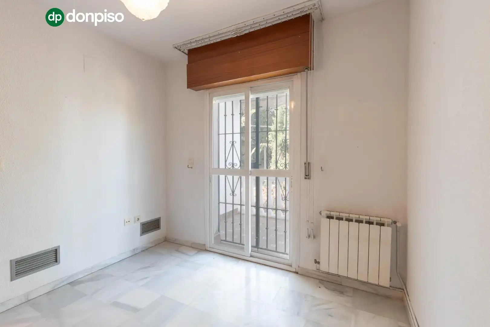 Schlafzimmer von Einfamilien-Reihenhaus zum Verkauf in Granada mit Heizung, Terrasse und Abstellraum