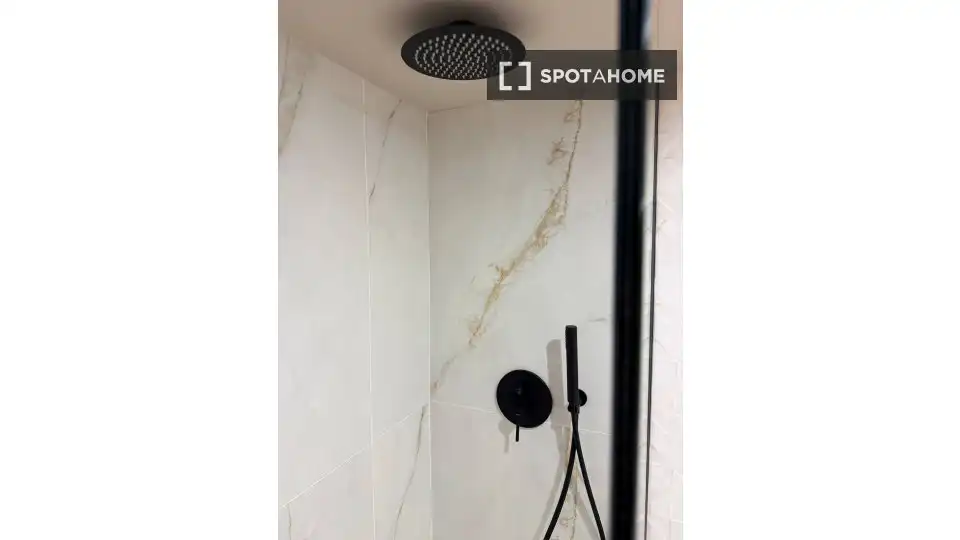 Baño de Piso de alquiler en Santa Coloma de Gramenet con Aire acondicionado, Calefacción y Amueblado