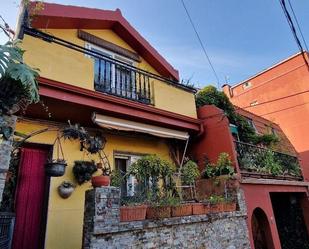 Vista exterior de Casa adosada en venda en Vigo  amb Balcó