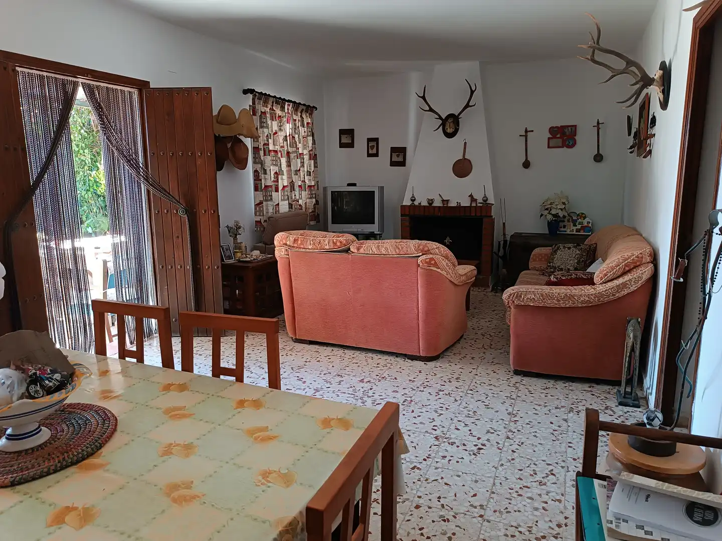 Sala de estar de Finca rústica en venta en Estepona con Jardín privado, Terraza y Amueblado