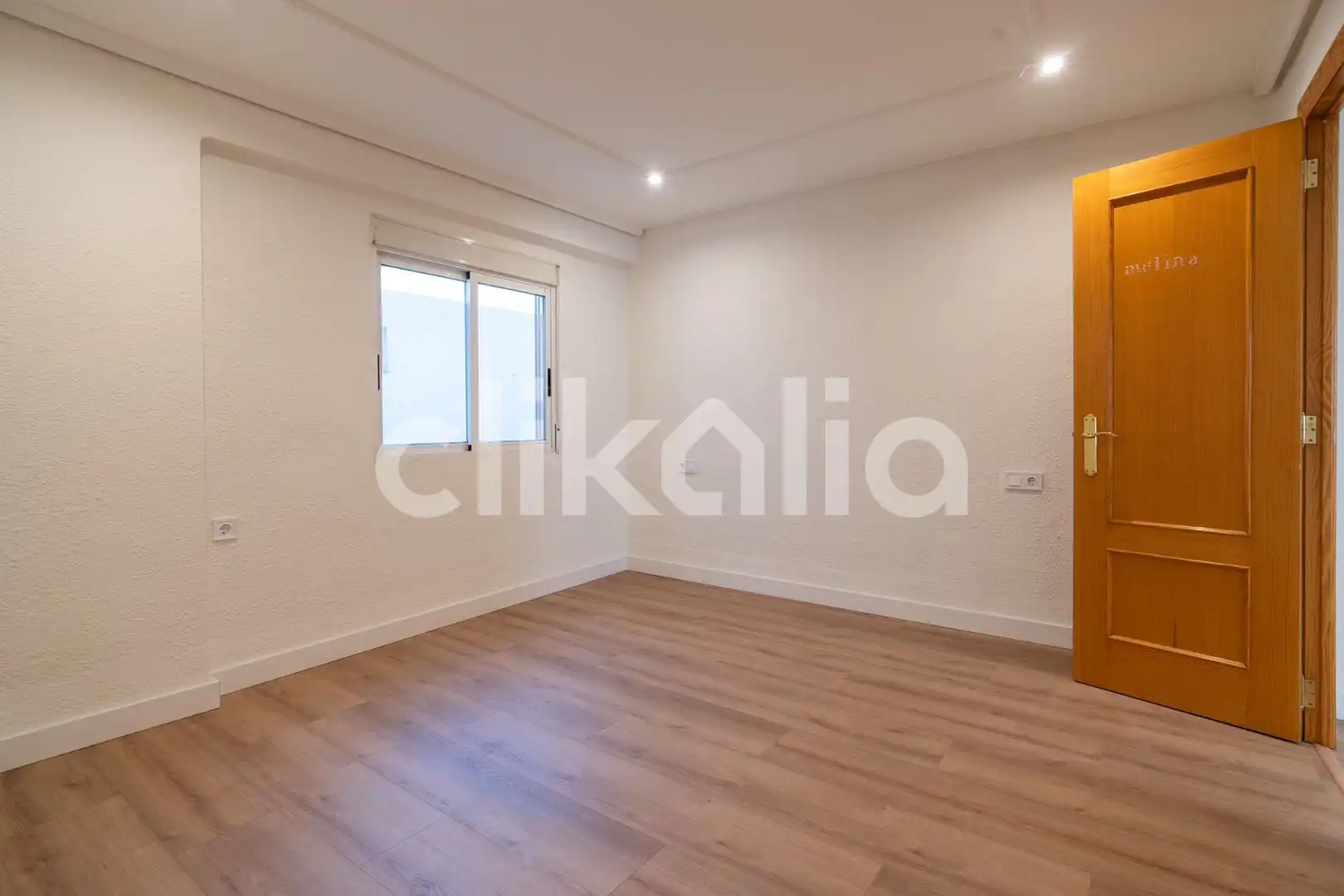 Flat for rent in Torrent  with Air Conditioner and Terrace