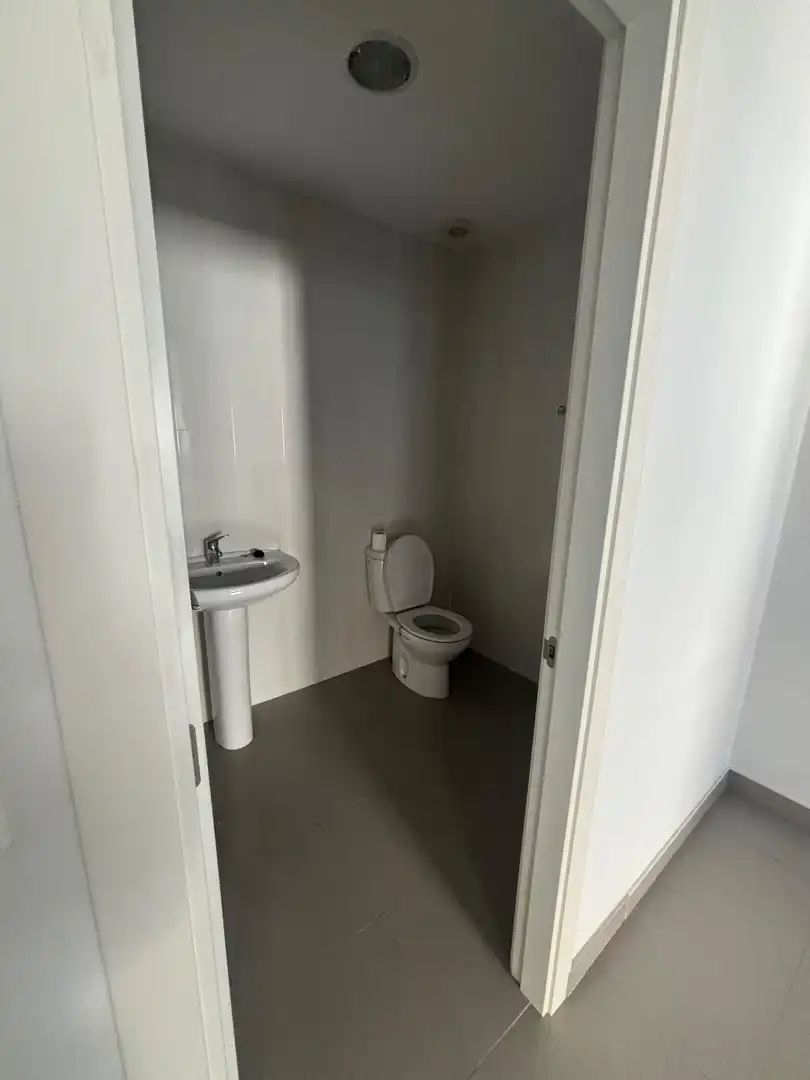 Badezimmer von Geschaftsraum zur Miete in Carballo