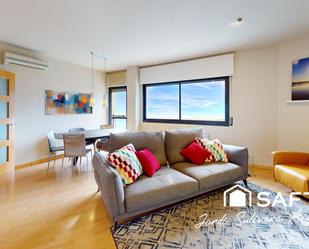 Sala d'estar de Dúplex en venda en Girona Capital amb Aire condicionat i Balcó