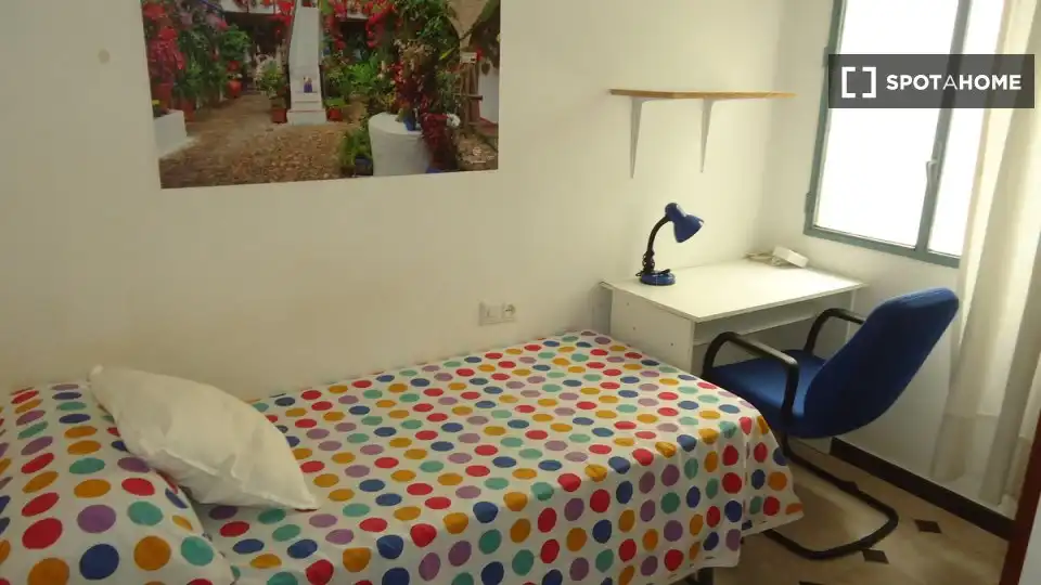 Bedroom of Flat for share in Centro