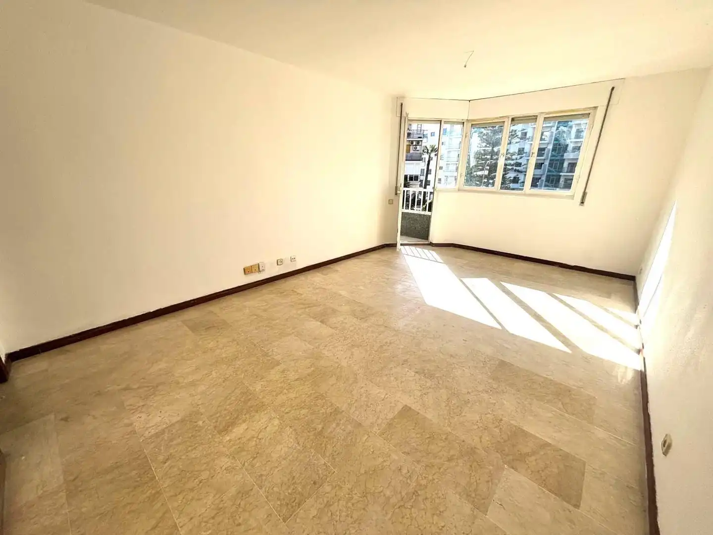 Sala d'estar de Pis en venda en Benalmádena amb Jardí privat, Terrassa i Balcó