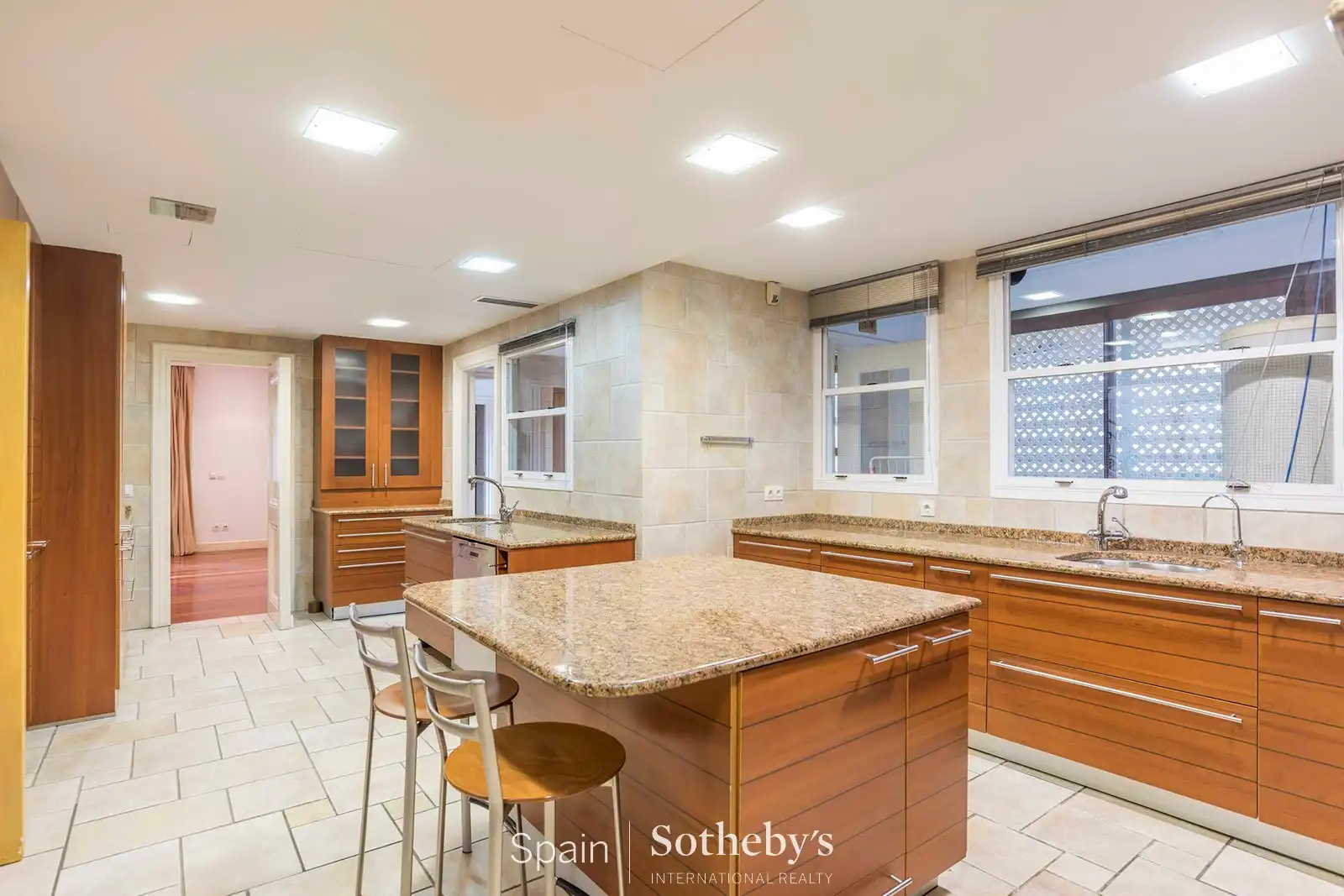 Cocina de Dúplex de alquiler en Madrid con Aire acondicionado, Calefacción y Trastero