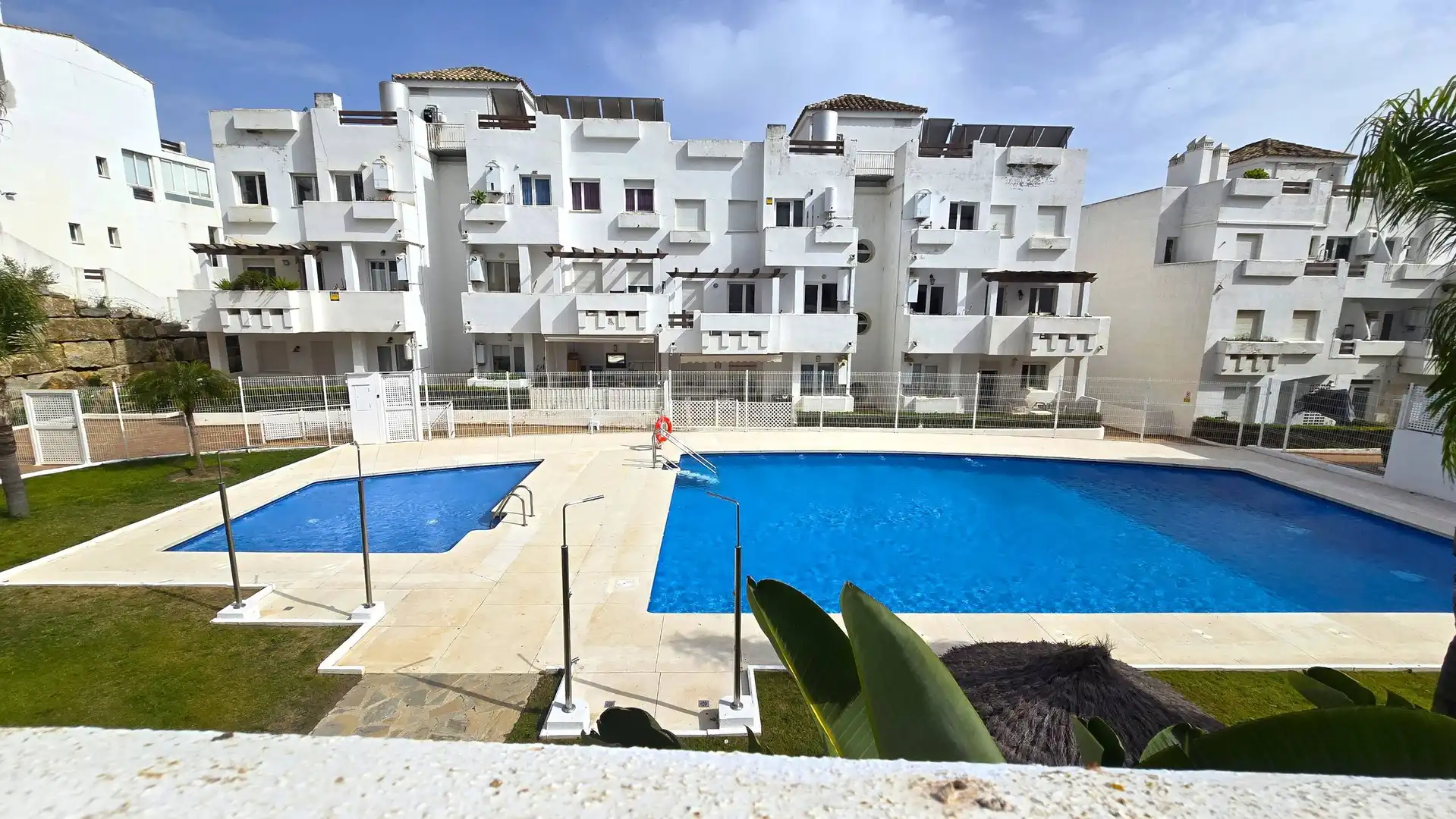 Piscina de Dúplex en venda en Estepona amb Aire condicionat, Jardí privat i Terrassa