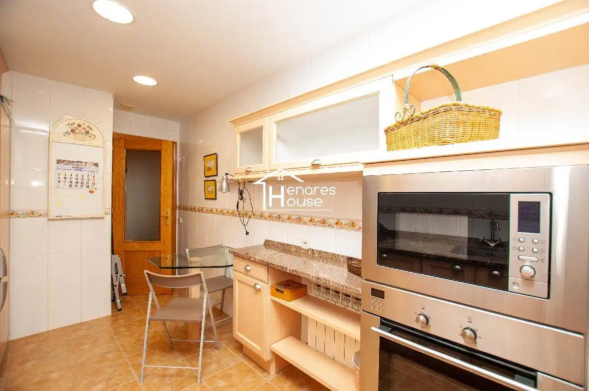 Cocina de Dúplex en venta en Alcalá de Henares con Aire acondicionado, Calefacción y Parquet
