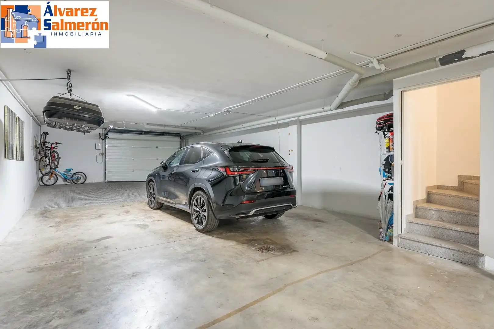 Parkplatz von Einfamilien-Reihenhaus zum Verkauf in Granada mit Privatgarten und Balkon