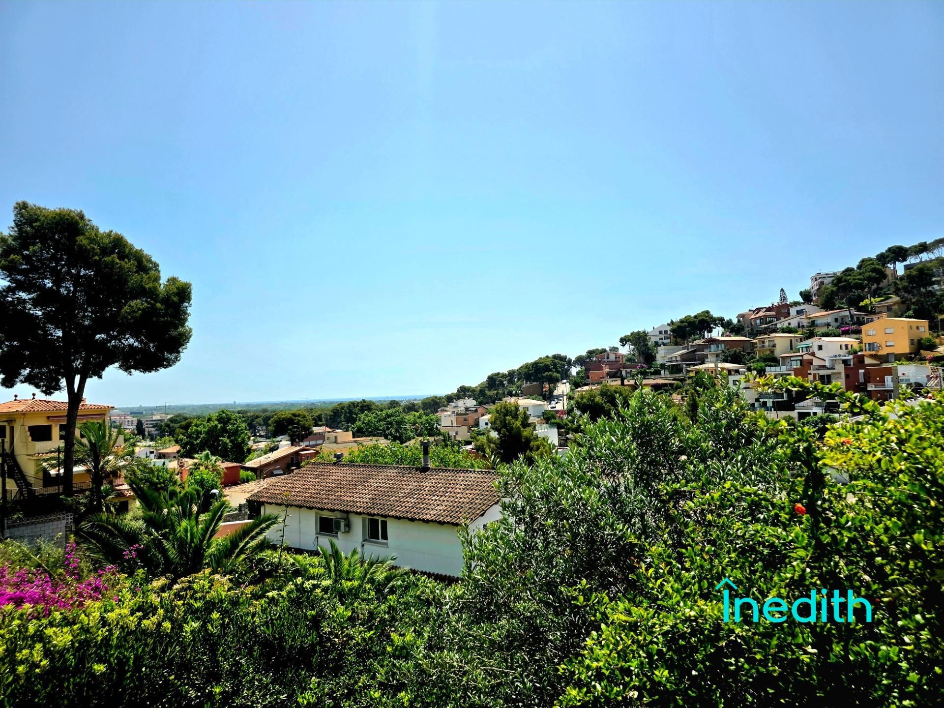 Vista exterior de Casa o xalet en venda en Castelldefels amb Aire condicionat, Calefacció i Jardí privat