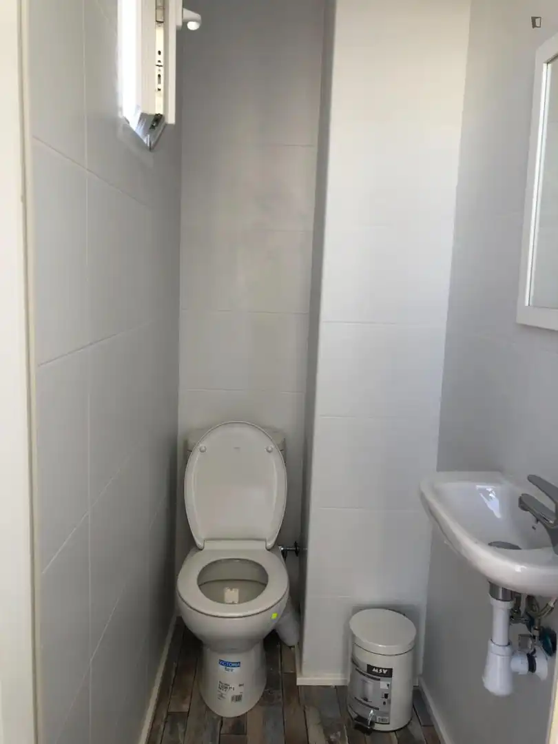 Badezimmer von Wohnungen zur Miete in Valencia mit Möbliert, Ofen und Waschmaschine