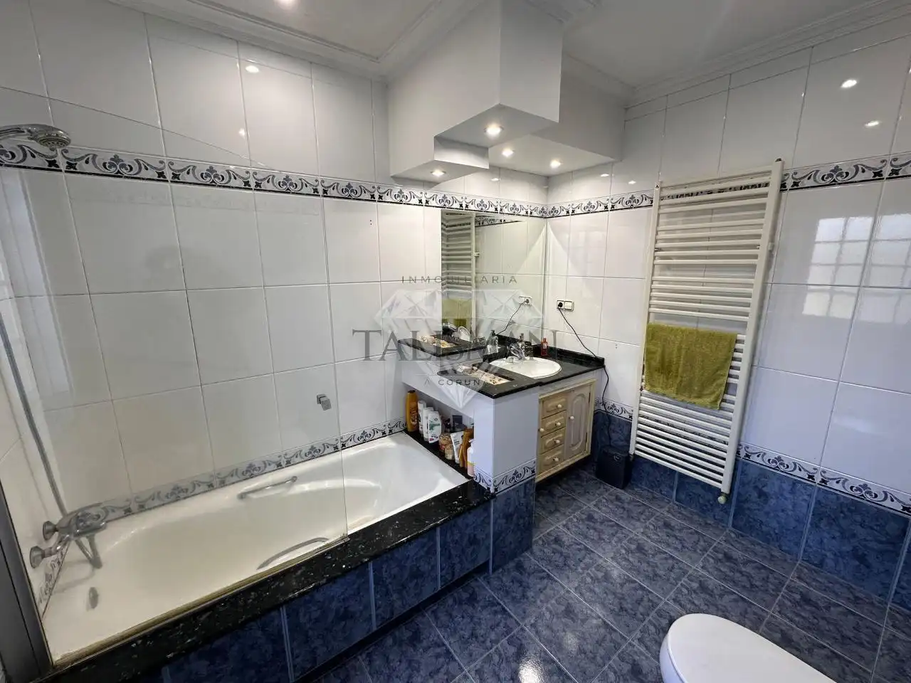 Bathroom of Houses for sale in Vilanova de Arousa  with Heating, Private garden and Terrace