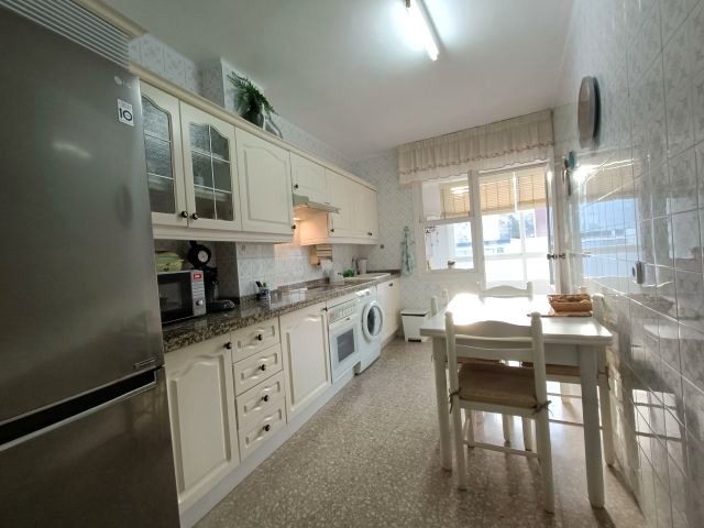 Kitchen of Flat for sale in Vigo   with Oven, Washing machine and Microwave